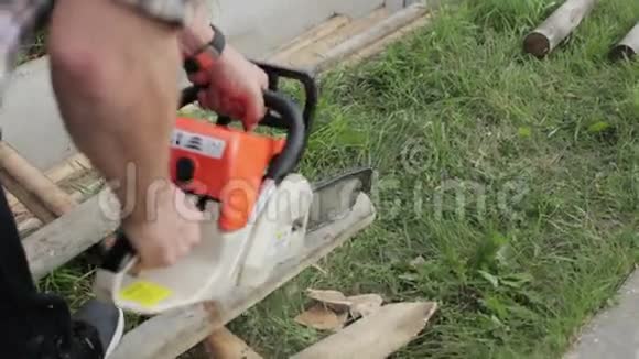 人类用电锯把木头做成木桩视频的预览图
