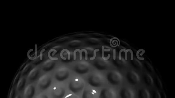 高尔夫球在黑色背景上快速旋转3D动画视频的预览图