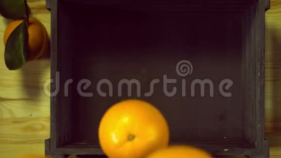 熟橙落在盒子里慢动作视频的预览图