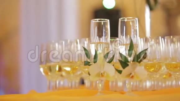 婚礼时桌上的装饰香槟长笛视频的预览图
