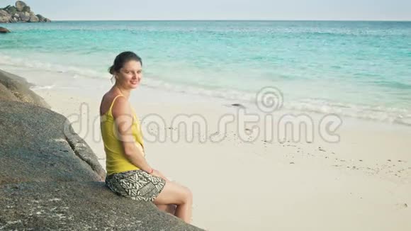 坐在海滩上的游客泰国西米兰群岛视频的预览图