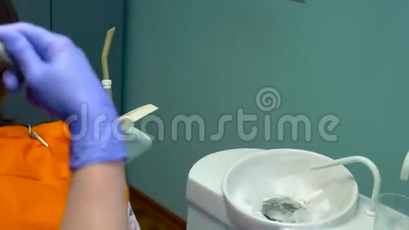 做过补牙手术的女人视频的预览图