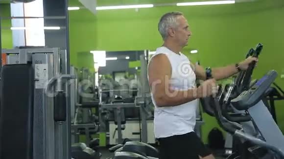 老人在健身房里做模拟器视频的预览图