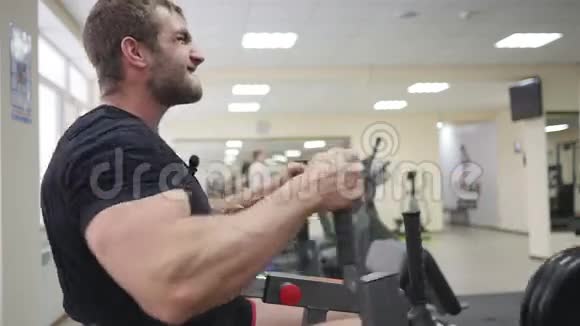 训练室健美运动员视频的预览图