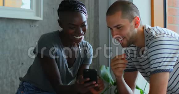 一对夫妇在咖啡馆里用手机视频的预览图