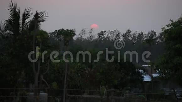泰国乡村美丽的日落视频的预览图