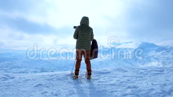奥地利萨尔茨卡梅尔古特奥贝特拉恩Krippenstein山上的雪人视频的预览图