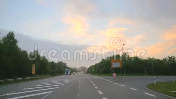 日出时的公路旅行视频的预览图