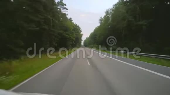 日出时的公路旅行视频的预览图