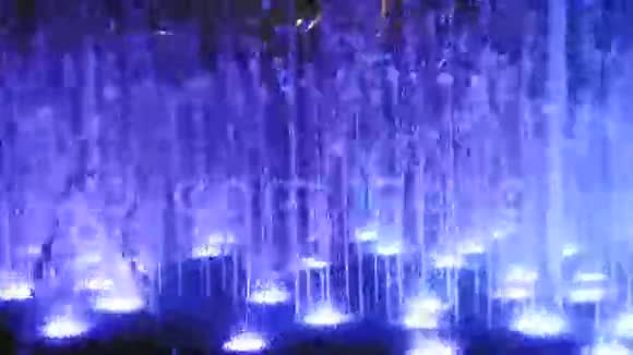 夜间美丽的彩色照明喷泉视频的预览图