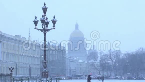 冬天雪中圣以撒大教堂的景色视频的预览图