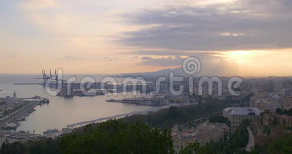 马拉加日落光城海湾港口顶景4k视频的预览图