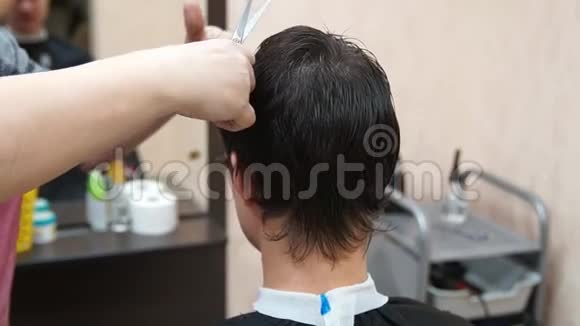 理发师做发型师口渴的过程视频的预览图