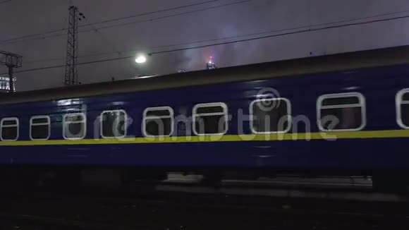 晚上乘火车到达车站视频的预览图
