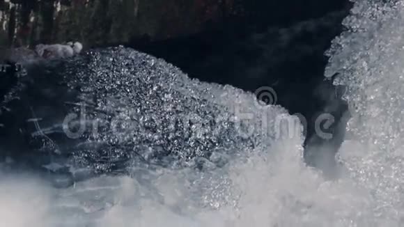 快速的河水冰冻瀑布伊西瀑布特写落水视频的预览图