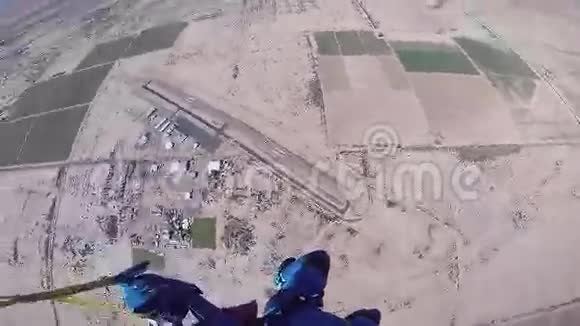跳伞女孩在亚利桑那州上空跳伞航班晴天极限运动视频的预览图