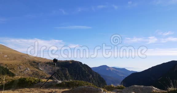 西班牙4k三脚架上的ValldeNuria山地摄影摄像机视频的预览图
