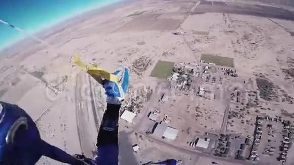 跳伞女孩跳伞在亚利桑那州上空航班晴天极限运动视频的预览图