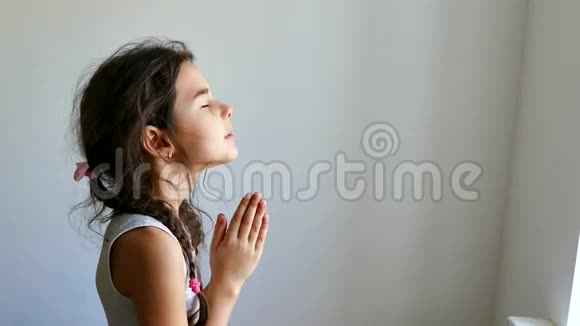 少女祈祷教会信仰上帝祈祷视频的预览图