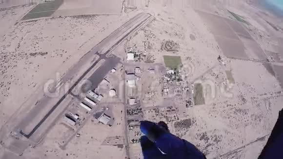 跳伞女孩在亚利桑那州上空跳伞航班晴天极限运动视频的预览图