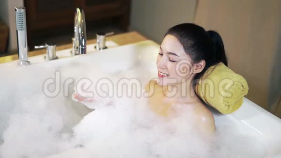 女人洗澡在浴缸里吹肥皂泡视频的预览图