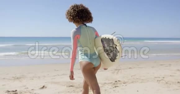 女性走进大海冲浪视频的预览图