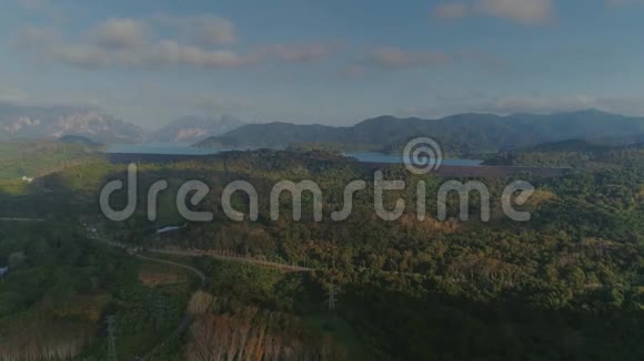 泰国热带Cheolanlong国家公园丛林日落无人机飞行野山自然树和棕榈视频的预览图