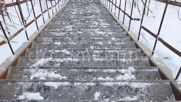 冬天下雪的冻金属老楼梯视频的预览图