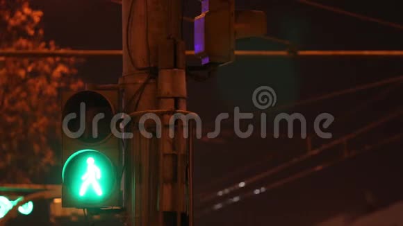 夜间城市有红绿两色人和电线的红绿灯视频的预览图