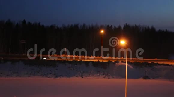 在冬天晚上用灯笼开车上路视频的预览图