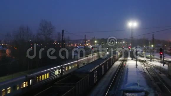 冬季夜间铁路货运列车视频的预览图