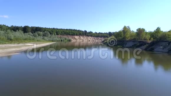 俄罗斯美丽的风景森林和河流自然视频的预览图