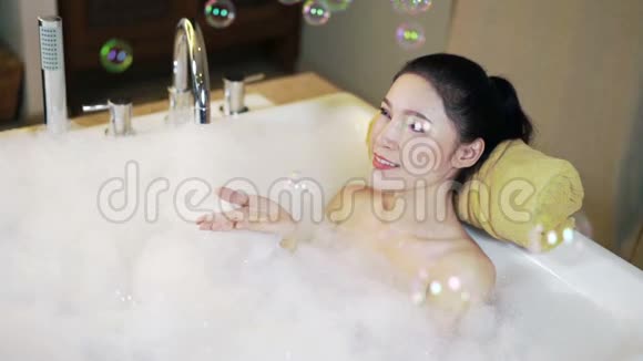 女人泡澡在浴缸里玩耍视频的预览图