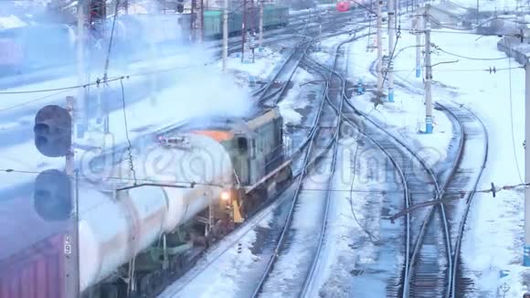 冬季在铁路上运送小型货运列车视频的预览图