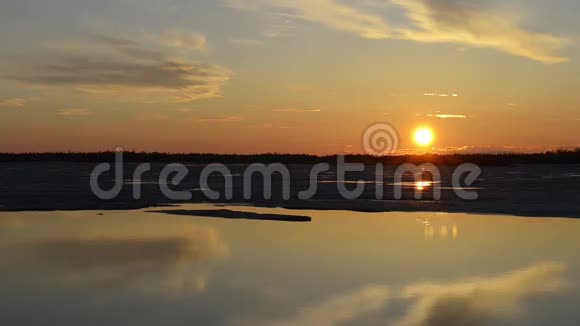 西伯利亚河流的春日日落视频的预览图