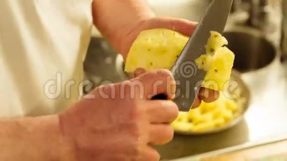 男人在厨房里切菠萝视频的预览图