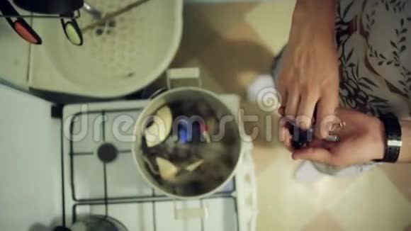 男人把音乐设备上的细节用煮沸的平底锅和不可食用的东西视频的预览图