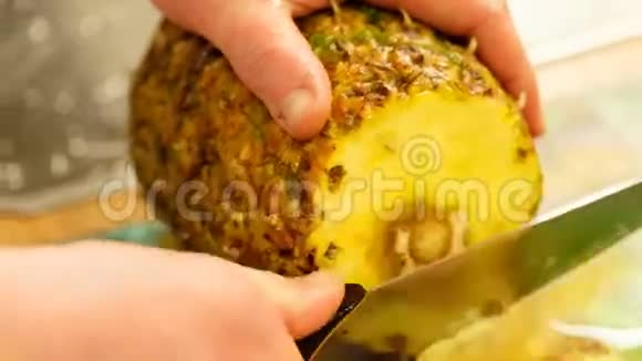 男人在厨房里切菠萝视频的预览图