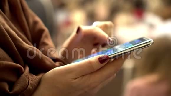 他的女人手里拿着智能手机参加会议的人视频的预览图
