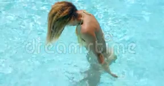 美丽的年轻女子在游泳池狂欢视频的预览图