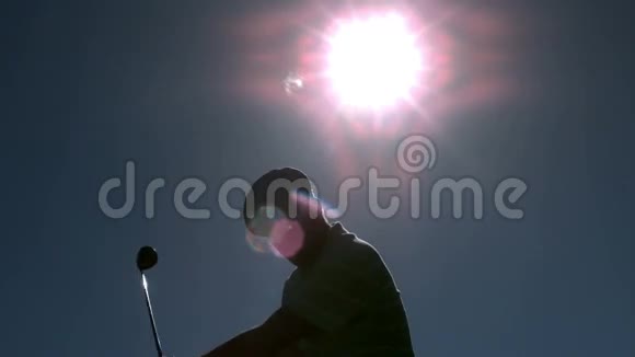 高尔夫球手在阳光下摇摆视频的预览图