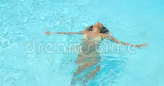 美丽的年轻女子在游泳池狂欢视频的预览图