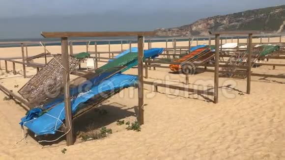 葡萄牙拿撒勒海滩上的传统鱼干大西洋沿岸的一个渔民村视频的预览图