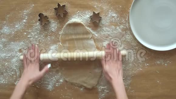 传统自制圣诞甜点视频的预览图