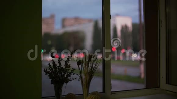 窗户俯瞰着城市的街道视频的预览图
