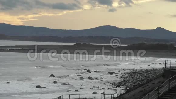 威尔士海岸傍晚有山的海景视频的预览图