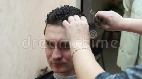 理发师做发型师口渴的过程视频的预览图