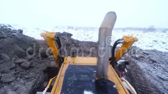 冬季雪天推土机和挖掘机配合地面工作从客舱看视频的预览图