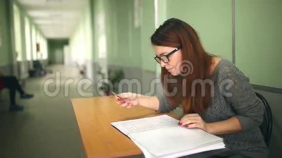 女教师眼镜检查家庭作业坐着视频的预览图