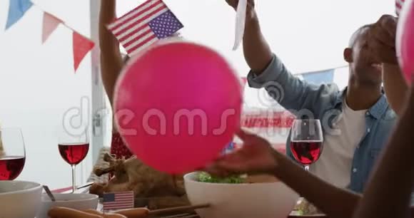 多代家庭享用庆祝餐视频的预览图